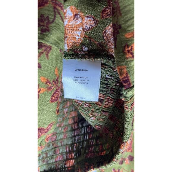 C&V Chelsea & Violet Floral Button Front Cropped Green Peasant Top - Picture 8 of 8